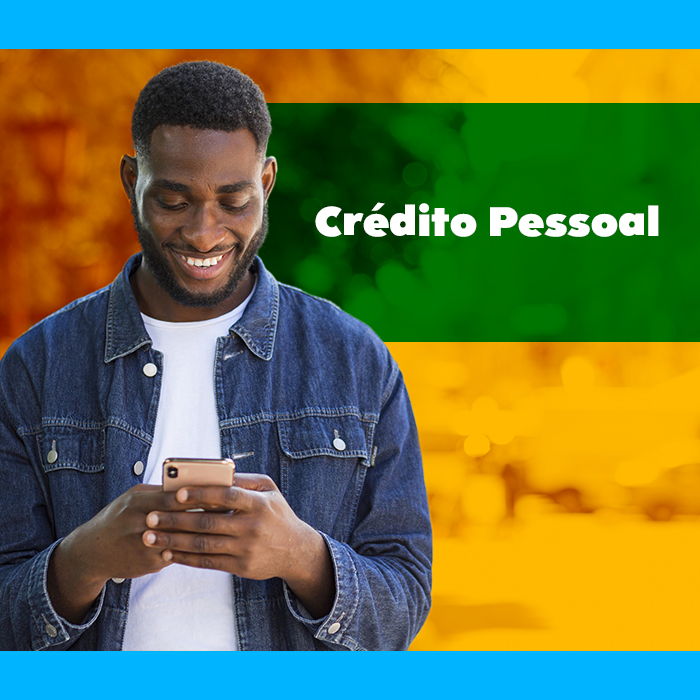 Homem Sorrindo Celular com o titulo crédito pessoal debitado em conta